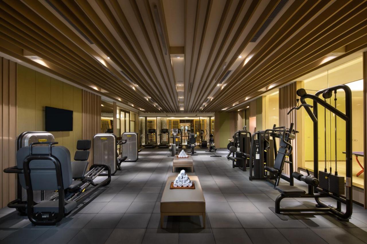 Crowne Plaza Shanghai Nanjing Road By Ihg Eksteriør billede The gym at The Landmark