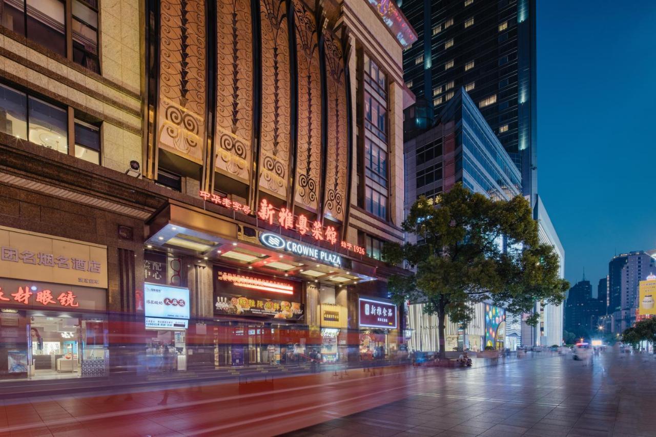 Crowne Plaza Shanghai Nanjing Road By Ihg Eksteriør billede The entrance of the shopping mall