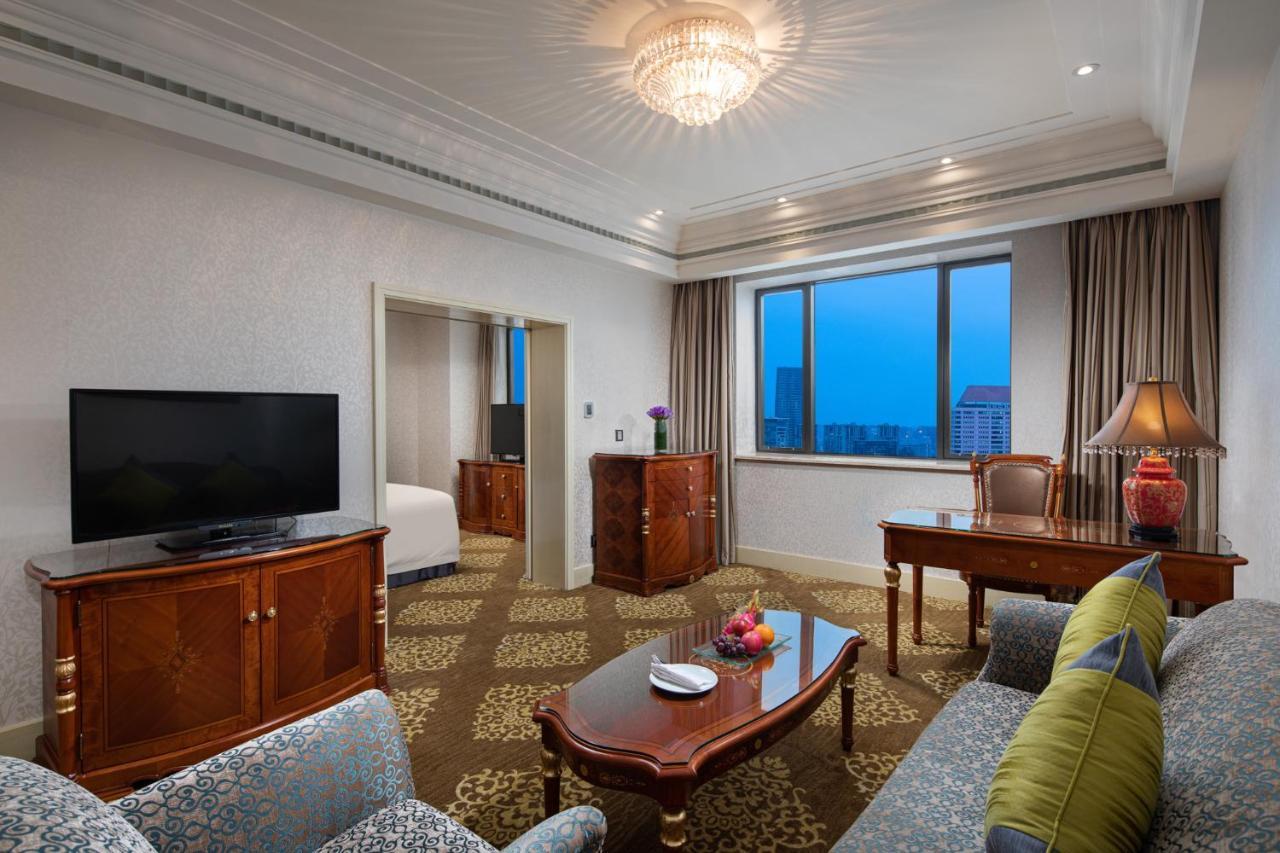Crowne Plaza Shanghai Nanjing Road By Ihg Eksteriør billede A suite at the hotel