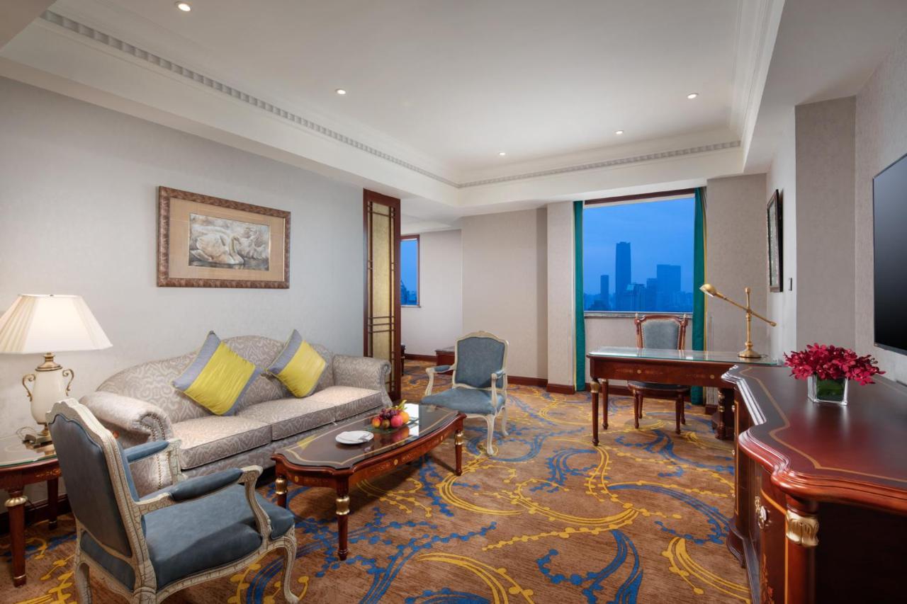 Crowne Plaza Shanghai Nanjing Road By Ihg Eksteriør billede A suite at the hotel