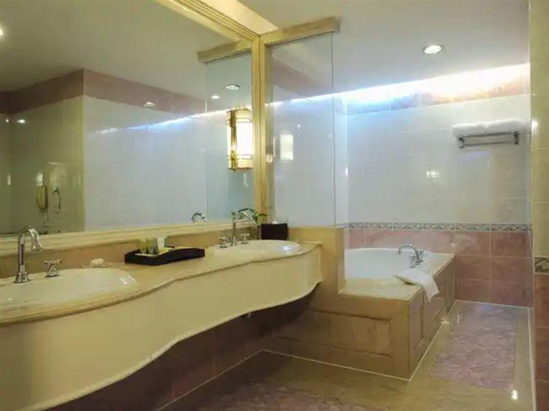 Crowne Plaza Shanghai Nanjing Road By Ihg Eksteriør billede Bathroom