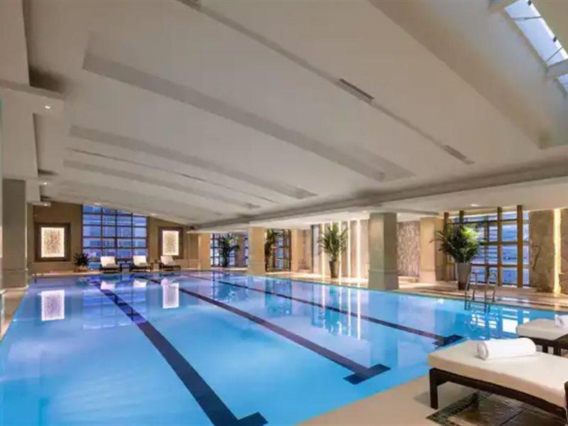 Crowne Plaza Shanghai Nanjing Road By Ihg Eksteriør billede The pool at the Four Seasons Hotel