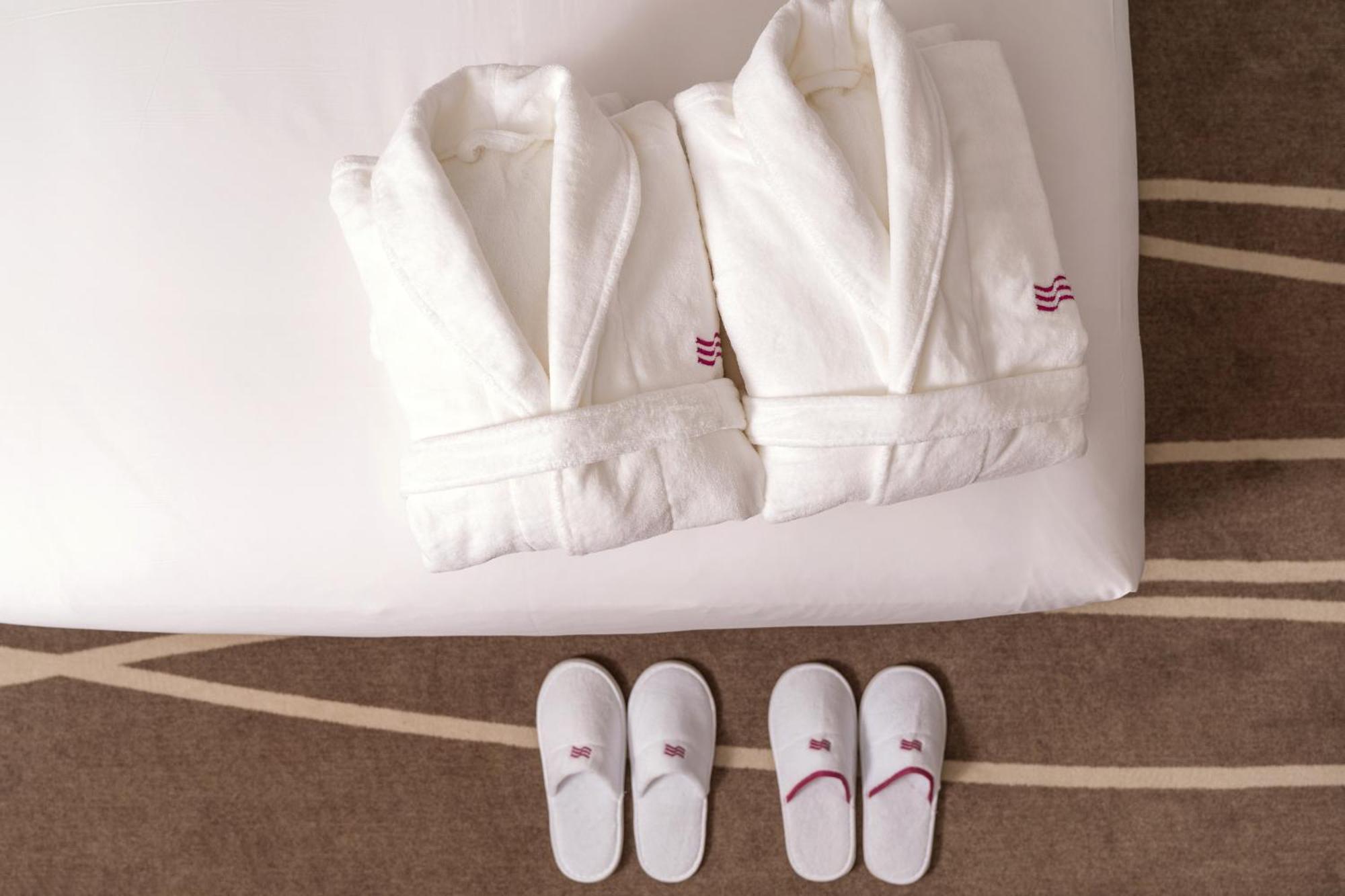 Crowne Plaza Shanghai Nanjing Road By Ihg Eksteriør billede Bathrobe and slippers